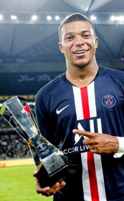 Kylian Mbappé, la estrella del París SG, exhibe el trofeo de la Supercopa de Francia