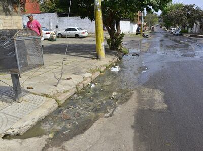 Desde hace un mes, una casa ubicada en  Doctor Montero casi De la Conquista vierte sus aguas cloacales en la calle.
