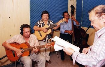 el-compositor-neneco-norton-derecha-dirige-a-su-conjunto-durante-la-grabacion-de-un-disco-en-el-ano-1998--195926000000-1719731.jpg