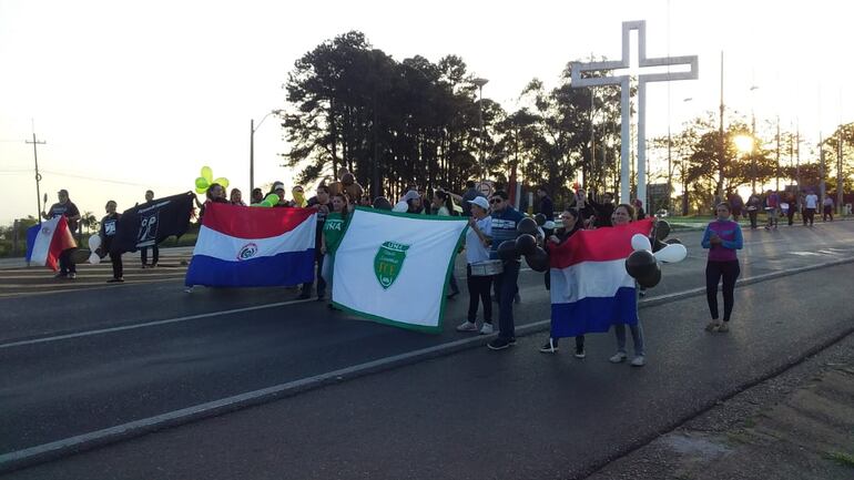 Docentes de la UNA filial Caacupé bloquearon la ruta 2 a la altura de Kuruzu Peregrino.