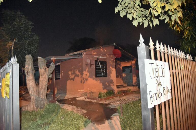 Fachada de la casa que fue atacada.