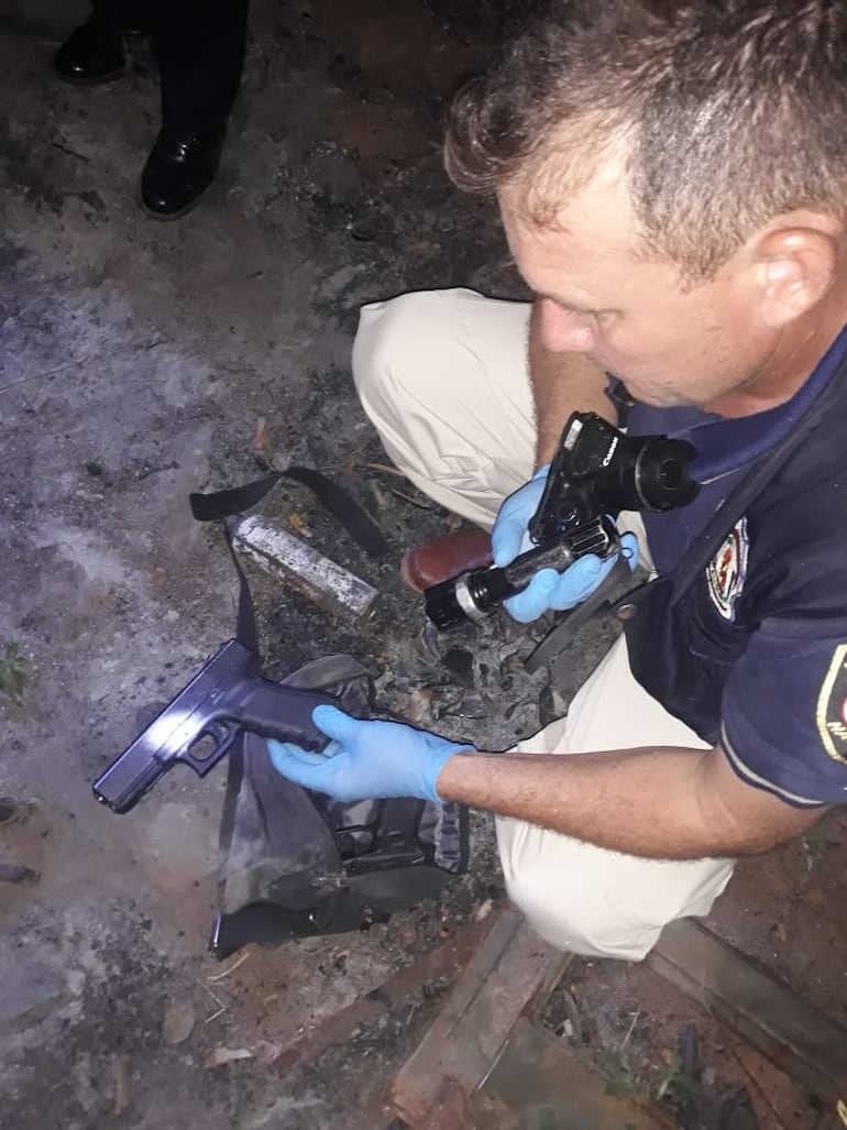 Bolso abandonado por los sospechosos en su intento de huida. En él se encontraron varias armas.