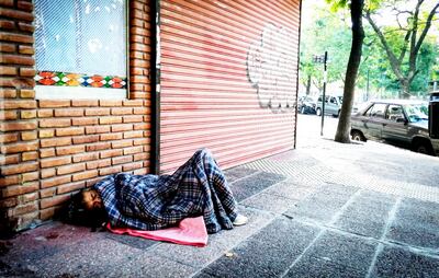 Una persona dormía en la calle ayer en Buenos Aires, día en que fueron divulgados microdatos sobre pobreza e indigencia.