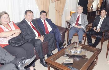 lilian-samaniego-juan-afara-horacio-cartes-juan-manuel-morales-y-victor-bogado-reunidos-en-la-oficina-del-ministro-luego-del-acto--211904000000-516900.jpg