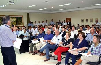mucha-gente-asistio-a-la-consulta-publica-realizada-en-loma-plata-sobre-la-ruta-de-la-leche--201401000000-1826734.jpg