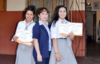 las-alumnas-belinda-flores-y-stella-gimenez-con-la-directora-gloria-villalba-centro--203046000000-624712.jpg