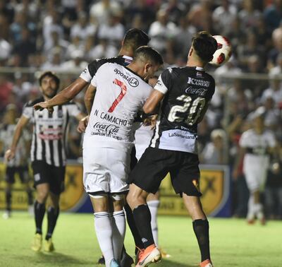 La jugada clave, en tiempo de adición. Néstor Camacho, metido entre los defensores Jorge Aguilar y Wildo Alonso, aplica el cabezazo que va a parar en el fondo del arco de Santaní. Prácticamente, fue el único error en la defensa albinegra en todo el partido.