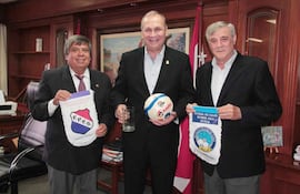 el-intendente-mario-ferreiro-junto-a-rolando-alarcon-rios-d-y-julio-notario--203703000000-1442093.jpg