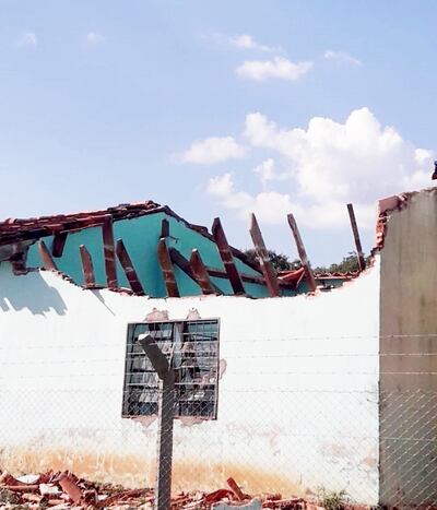 El techo del aula del segundo y quinto grados de la  escuela San Miguel se desplomó por completo el sábado último. Se presume  el  maderamen fue carcomido por termitas y terminó provocando la caída.
