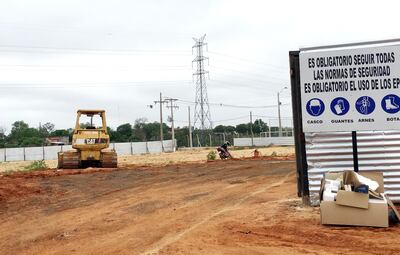 Dos retroexcavadoras y dos camiones volquetes estaban trabajando ayer a la mañana en un sector del refulado, donde se construyeron el complejo de habitaciones y el emisario subpluvial en 2016.