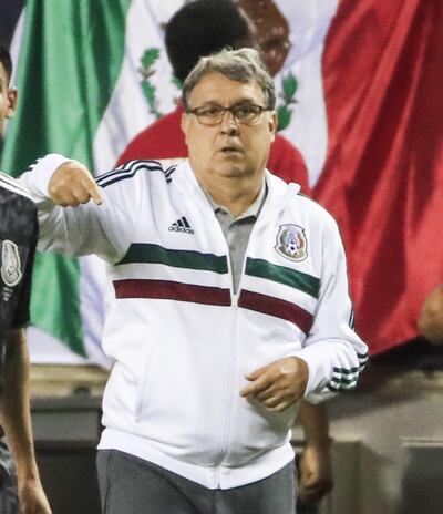 Martino dando ordenes durante el partido.
