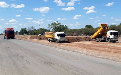 Camiones de las empresas adjudicadas cargan arena para lo que será la duplicación de la Transchaco en zona de Río Verde.