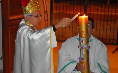 El cirio pascual representa a Cristo resucitado. Se enciende del fuego que se bendice en el inicio de la Vigilia Pascual. Este acto se realizó ayer en la catedral de Villarrica del Espíritu Santo y estuvo a cargo del obispo diocesano, Mons. Adalberto Martínez.