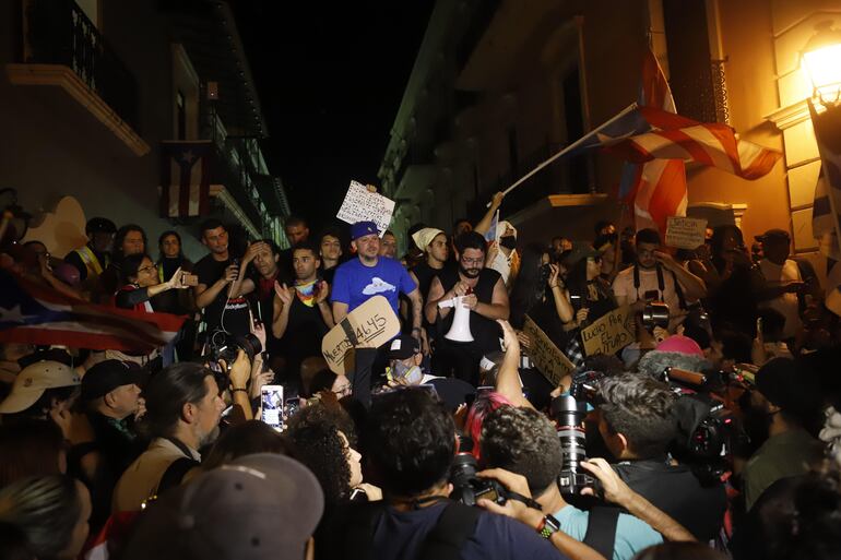 Residente en medio de los manifestantes que piden la renuncia del gobernador Roselló.
