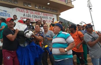 Funcionarios de la Municipalidad de Lambaré, celebrando la detención del intendente.