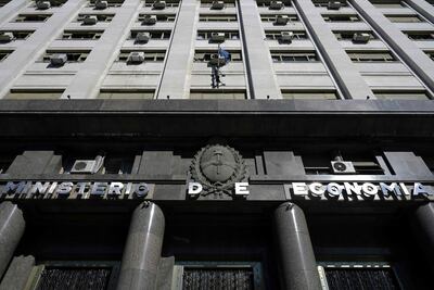 Fachada del Ministerio de Economía, en Buenos Aires, Argentina.