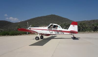 El avión tanque AT 802 cedido por el Gobierno de Chile para sofocar incendios,  a su arribo al aeropuerto de Fuerte Olimpo.