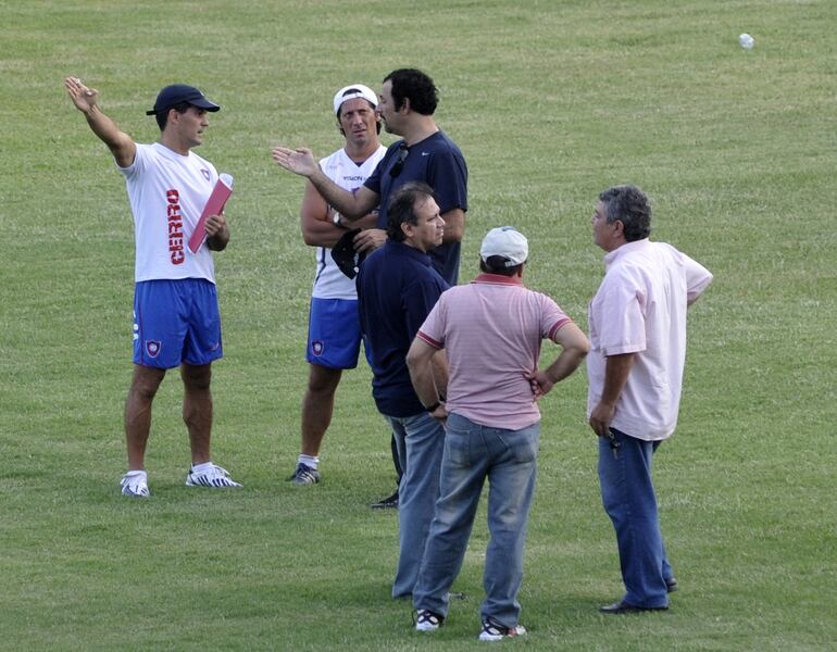 Bernay (i), junto a Pedro Troglio y Juan José Zapag, en un entrenamiento de Cerro Porteño.