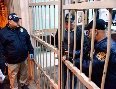 El subcomisario Brígido Achucarro, del departamento Antisecuestro de la Policía, pide a los guardias de Tacumbú que dejen entrar a la comitiva.