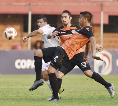 Robin Ramírez, autor del gol del triunfo para River Plate, metido entre los zagueros de General Díaz, Mendoza y Pablo Meza.