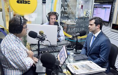 El titular del BCP José Cantero (d) visitó ayer los estudios de ABC Cardinal.