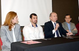 adriana-romanach-hugo-ramirez-mario-ferreiro-y-victor-gonzalez-acosta-ayer-durante-la-firma-de-acuerdo--203950000000-1498154.jpg