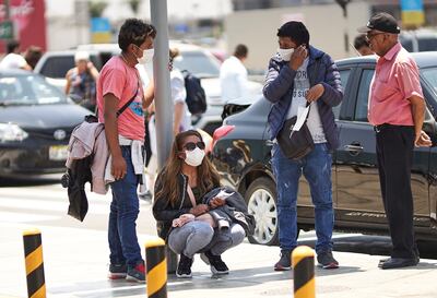 Un grupo de personas utiliza tapabocas como medida de protección a las afueras de uno de los terminales del Aeropuerto Internacional Jorge Chavéz (Archivo)