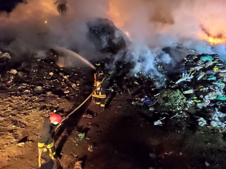 Bomberos, en plena tarea de combate.