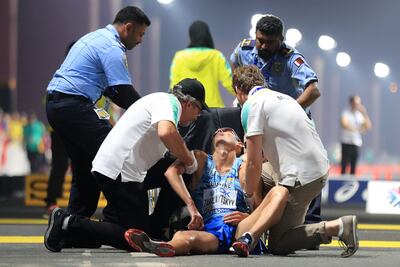 Un atleta recibe asistencia médica en los 50 metros marcha del mundial de atletismo Doha 2019. La cita se desarrolla bajo altas temperaturas.