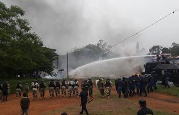 Pelotones antidisturbios proceden a despejar la ruta en Coronel Oviedo.