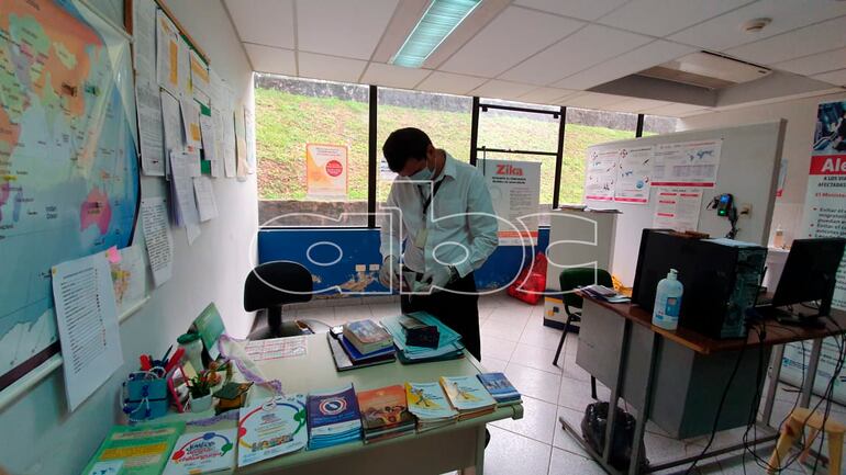 Un personal de salud verifica documentos de orientales en el puente de la Amistad de Ciudad del Este.