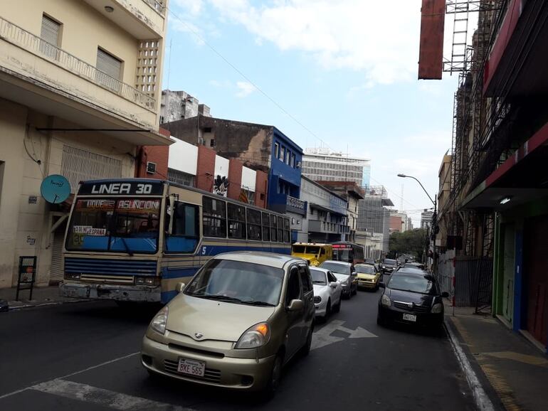 Como un día cualquiera: la calle Cerro Corá está cargada de vehículos de todo tipo. 