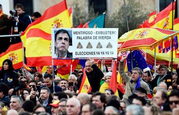 la-protesta-de-ayer-contra-el-gobierno-espanol-una-marea-de-banderas-espanolas-y-otras-de-la-union-europea-45-000-personas-segun-la-policia-mas-190712000000-1803044.jpg