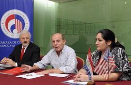 adolfo-haga-izq-a-der-alejandro-conti-y-karen-coronel-durante-la-presentacion-del-congreso-ayer-en-el-local-de-la-camara-de-comercio-paraguayo-a-222042000000-528617.jpg