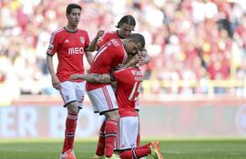 los-jugadores-del-benfica-celebran-un-gol-durante-la-victoria-sobre-el-arouca-en-la-liga-de-portugal-172419000000-1071068.JPG