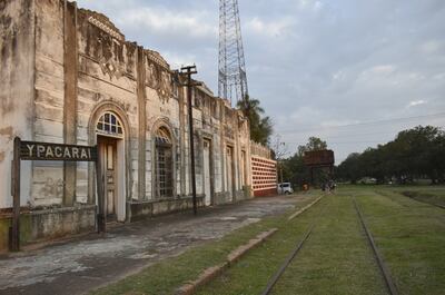 Varias de las primeras casas  construidas en la comunidad aún subsisten. La mayoría se erigió  al costado de las vías.
