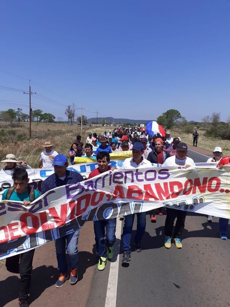 Los pobladores llegaron en caravana desde la Colonia César Barrientos hasta Carapeguá.
