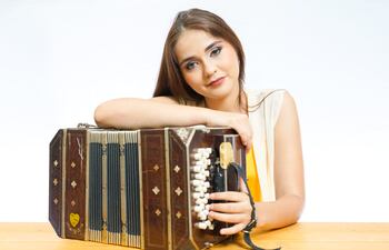 La artista, conocida por ejecutar el bandoneón, no solo se dedica a tocar instrumentos, pues también canta y compone.