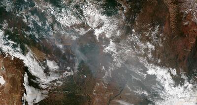 Esta imagen satelital cortesía de la National Oceanic and Atmospheric Administration (NOAA) muestra el humo de los numerosos incendios en los estados de Mato Grosso y Rondonia.