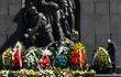 Zygmunt Stepinski, cabeza del Museo Polin de Historia de los Judíos Polacos deposita una corona de flores para marcar el 77 aniversario de la rebelión en el Gueto de Varsovia.