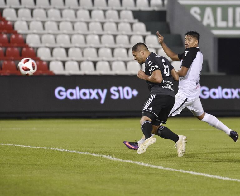 El cabezazo de Richard Ortiz  para el cuarto gol de Olimpia frente a General Díaz, de nuevo con la defensa dormida.