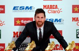 messi-posa-con-los-cuatro-botines-de-oro-premio-que-se-entrega-al-maximo-artillero-de-cada-temporada-en-europa--221053000000-1652990.jpg