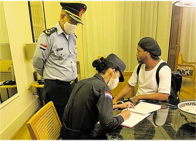 Ronaldinho sigue su arresto en hotel