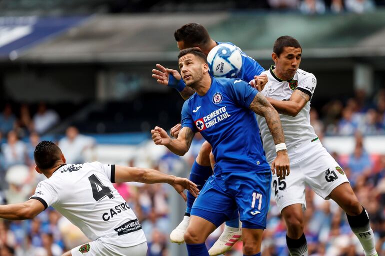 Velazquez, de Juárez, lucha con los futbolistas del Cruz Azul.