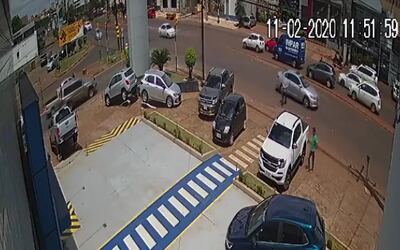 El momento en que el delincuente se acerca a la camioneta para abrir la puerta.