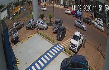 El momento en que el delincuente se acerca a la camioneta para abrir la puerta.