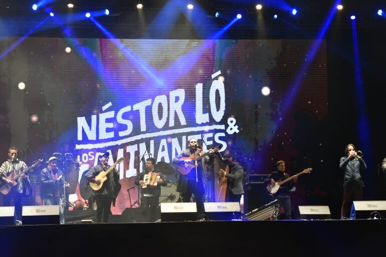 La agrupación Nestorló y los caminantes, y su original repertorio de música folklórica con un toque juvenil que cautivó al público.