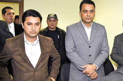 De izq. a der., el abogado Ardonio y el exdiputado suplente (ANR) Carlos Rubén Sánchez Garcete, en una de las audiencias en el proceso que también afecta a su hermano Denilso.