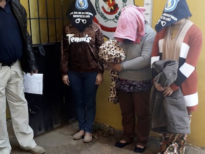 Leticia M. Alfonzo Villalba, su madre Elvia Ramona Villalba y su hermana Ruth Natallia, en la comisaría 8ª de Santaní.