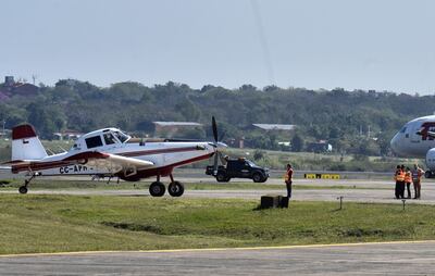 El avión tanque AT 802 (izq.) para mitigar focos de incendio, arribó ayer en el aeropuerto Silvio Pettirossi.
